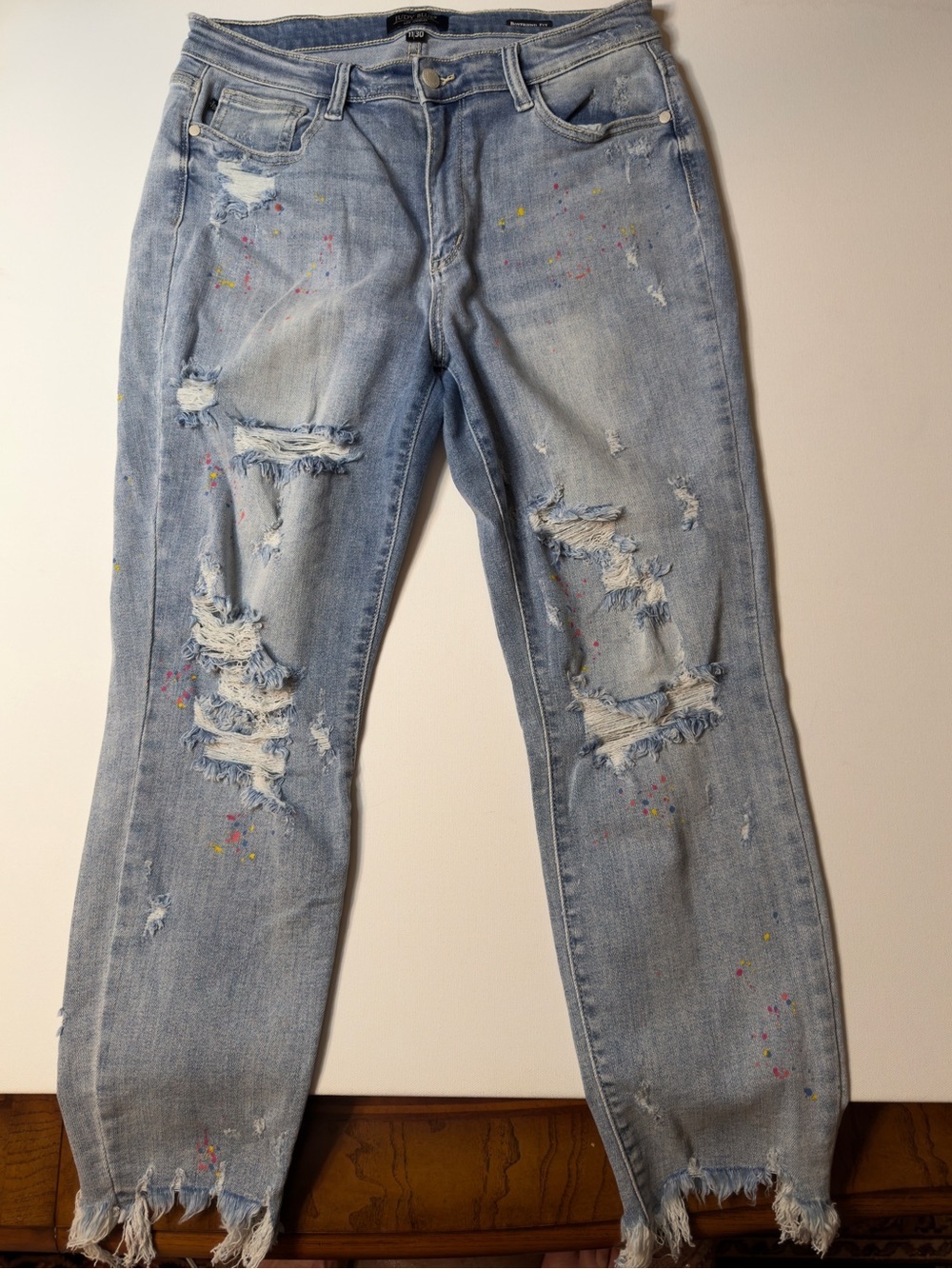 EUC Women's Judy Blue Los Angeles Distressed Paint-Splatter Size 11/30 Boyfriend - Picture 2 of 14